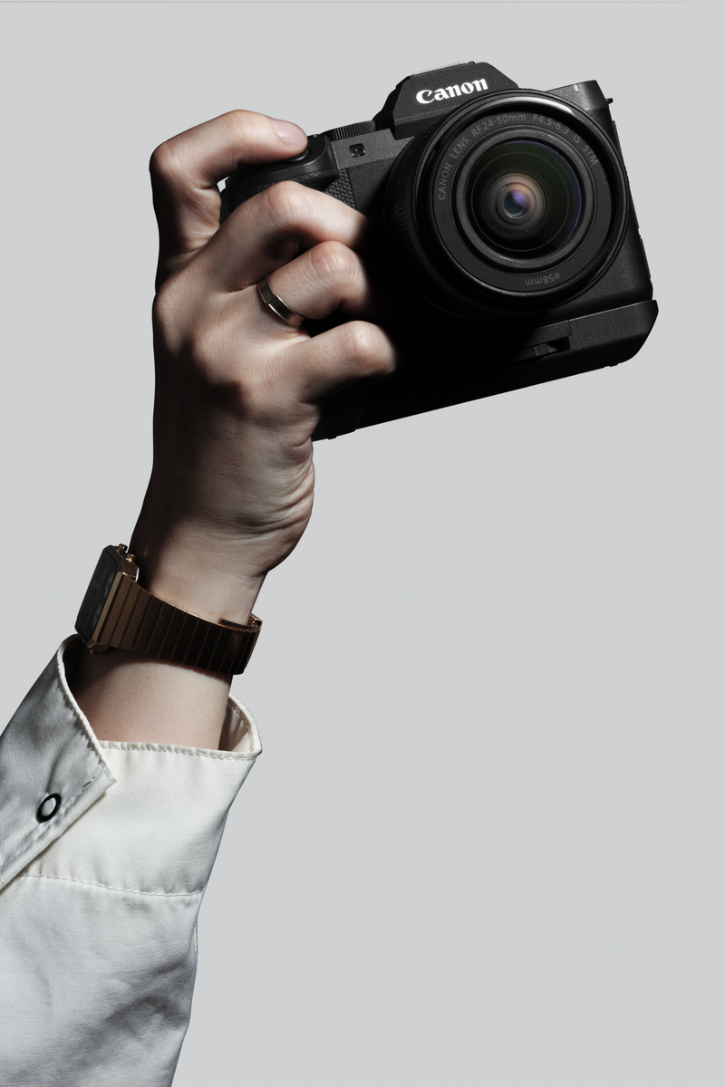 Canon EG-E2 Extension Grip - EOS R8 Mark II üzerinde elde kavrama