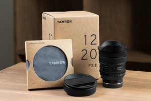 Tamron 12-20mm f/2.8 VXD Lens (Sony E) - kutusu, sarma bezi ve kilitli ön kapağı