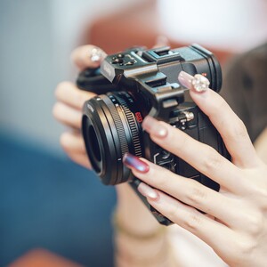 Viltrox AF 26mm f/2.8 EVO FE Lens (Sony E) - elde kullanım sırasında gövde oranları