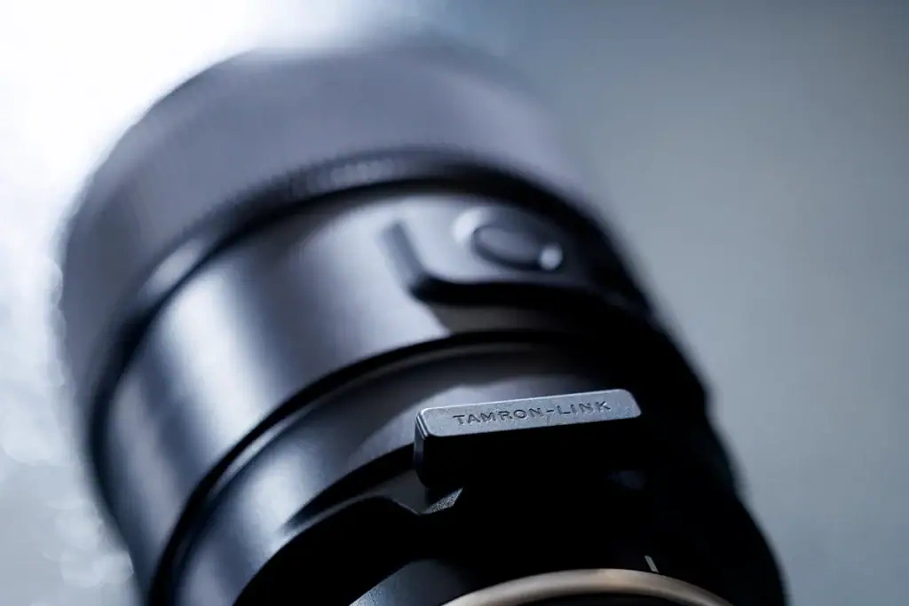 Tamron Link TL-01 Kablosuz Lens Kontrol Adaptörü - uyumlu bir Tamron lense takılı hâli