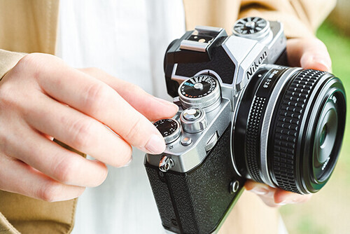 Nikon Z fc + 28mm f/2.8 SE Kit (Silver)