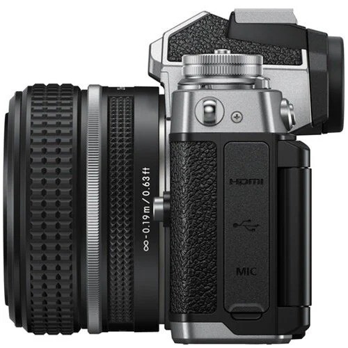 Nikon Z fc + 28mm f/2.8 SE Kit (Silver)