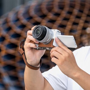 SmallRig 4889 Sony ZV-E10 II için Deri Kılıf Seti (Kahverengi) - Thumbnail
