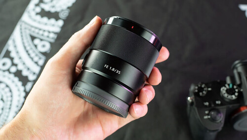 Sony FE 35mm f/1.8 Lens Sony FE 35mm f/1.8 Lens