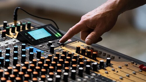 Tascam Model 2400 24 Kanallı Ses Mikseri
